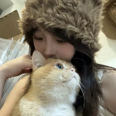 她的微笑像颗糖